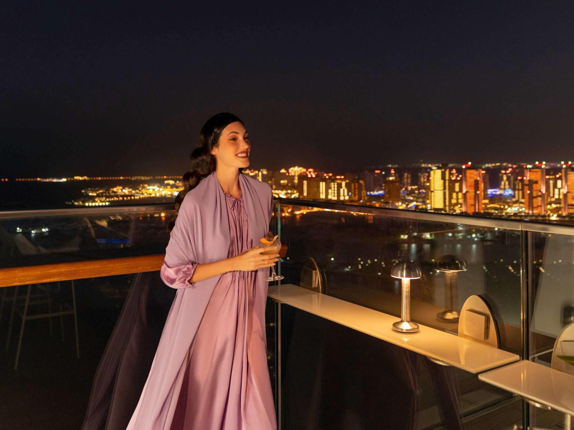 Hotel Fairmont Doha Lusail Exterior foto A woman wearing an abaya