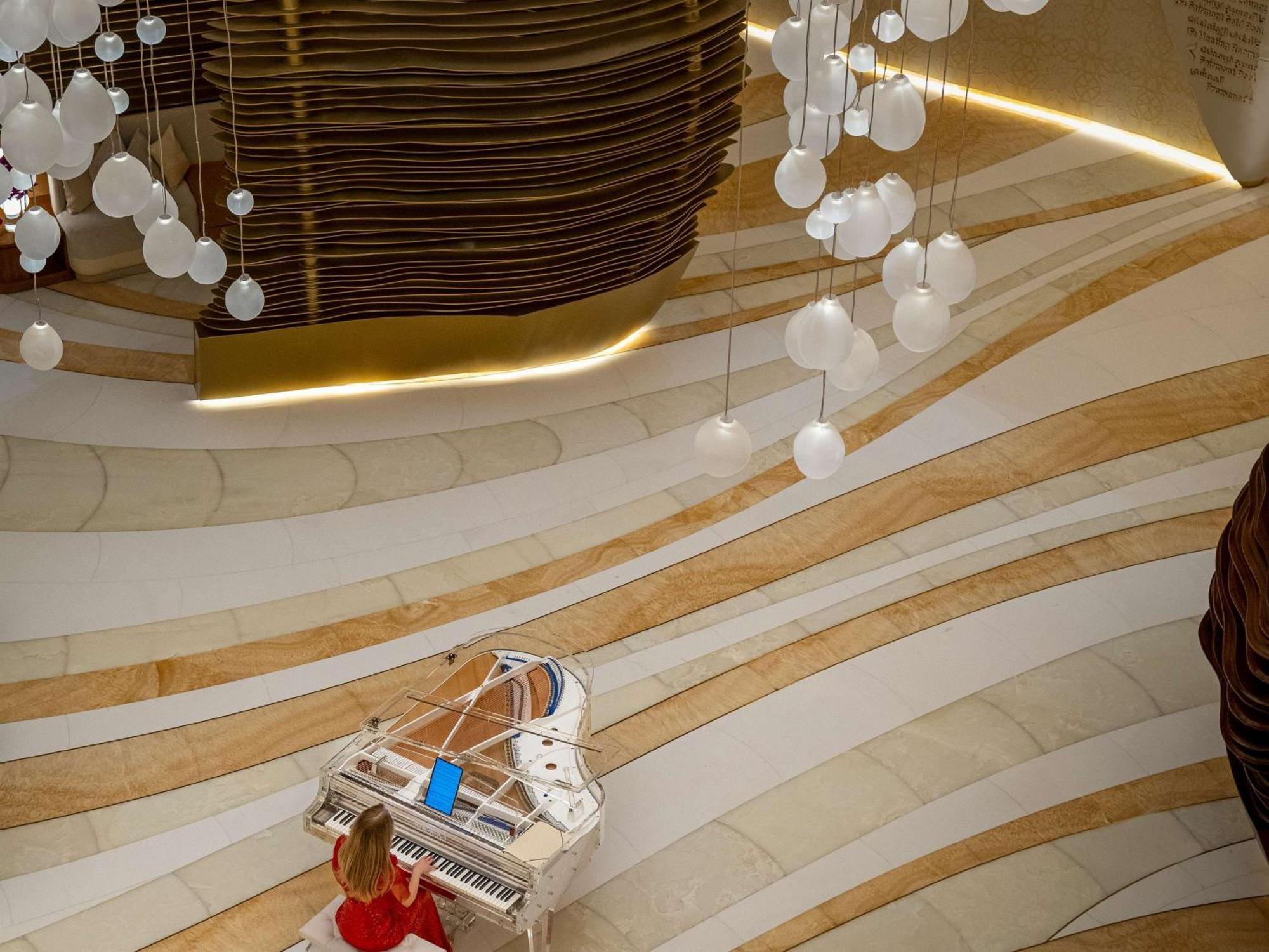 Hotel Fairmont Doha Lusail Exterior foto The piano in the lobby