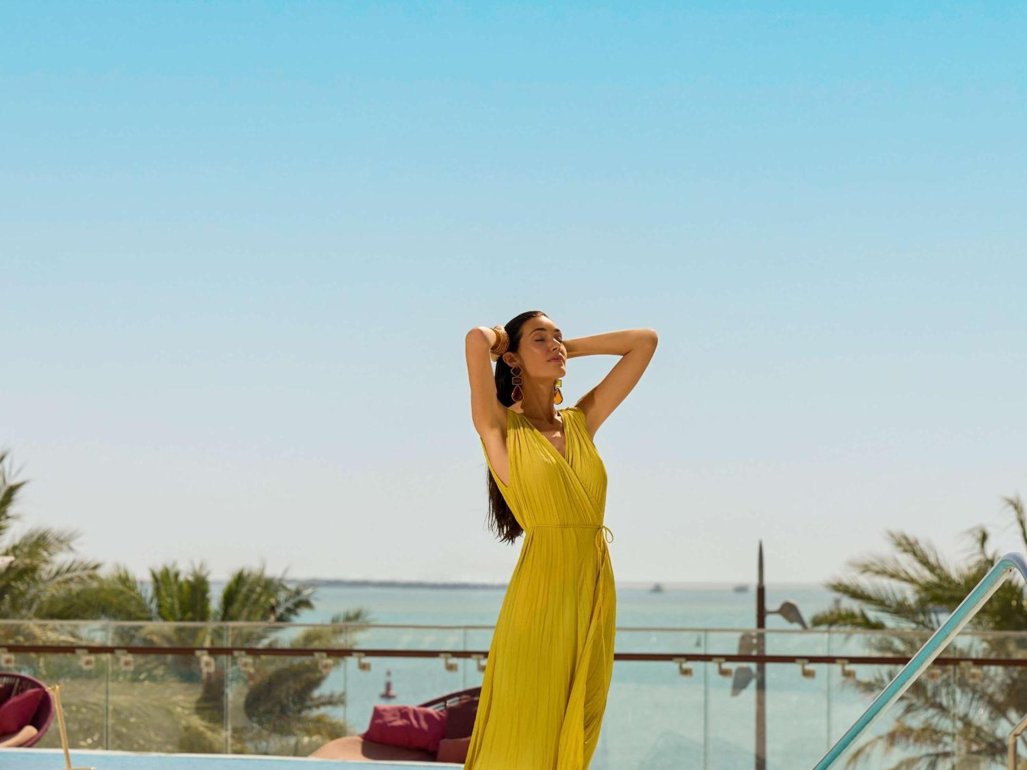 Hotel Fairmont Doha Lusail Exterior foto A woman in a yellow dress
