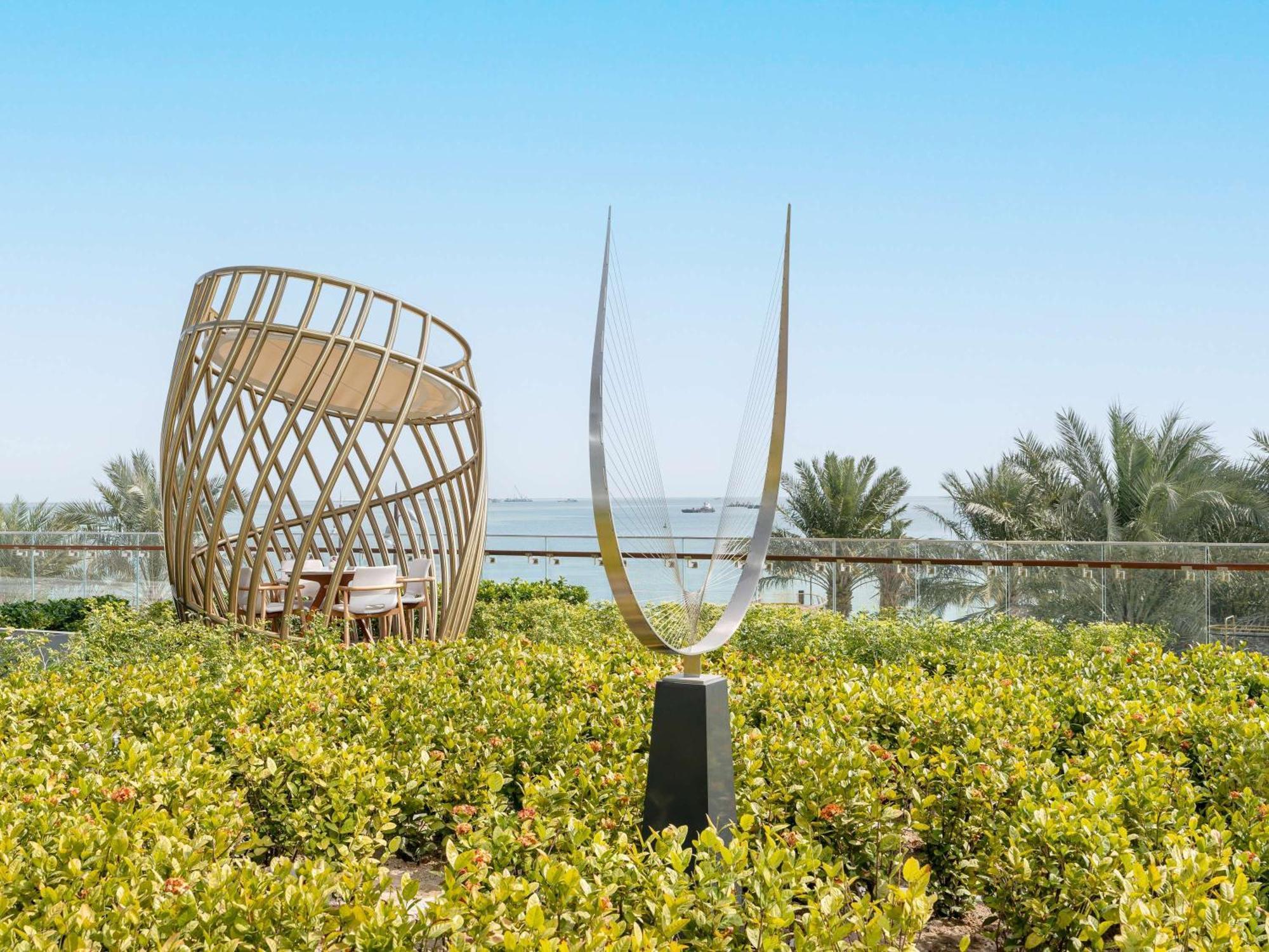 Hotel Fairmont Doha Lusail Exterior foto The sculpture "The Spirit of the Sea" by the artist Yaacov Agam