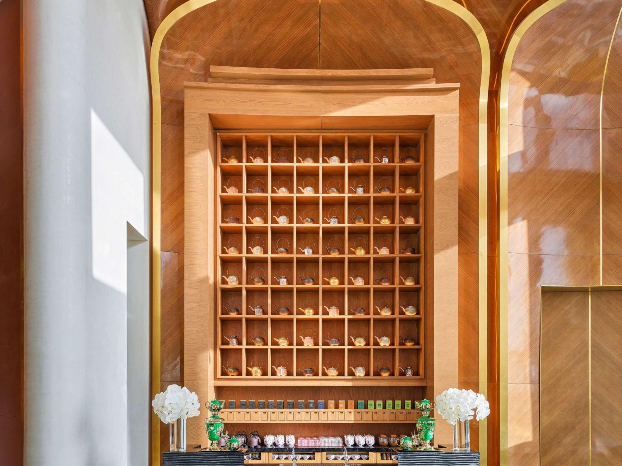 Hotel Fairmont Doha Lusail Exterior foto A bell desk at the Mandarin Oriental, Hong Kong