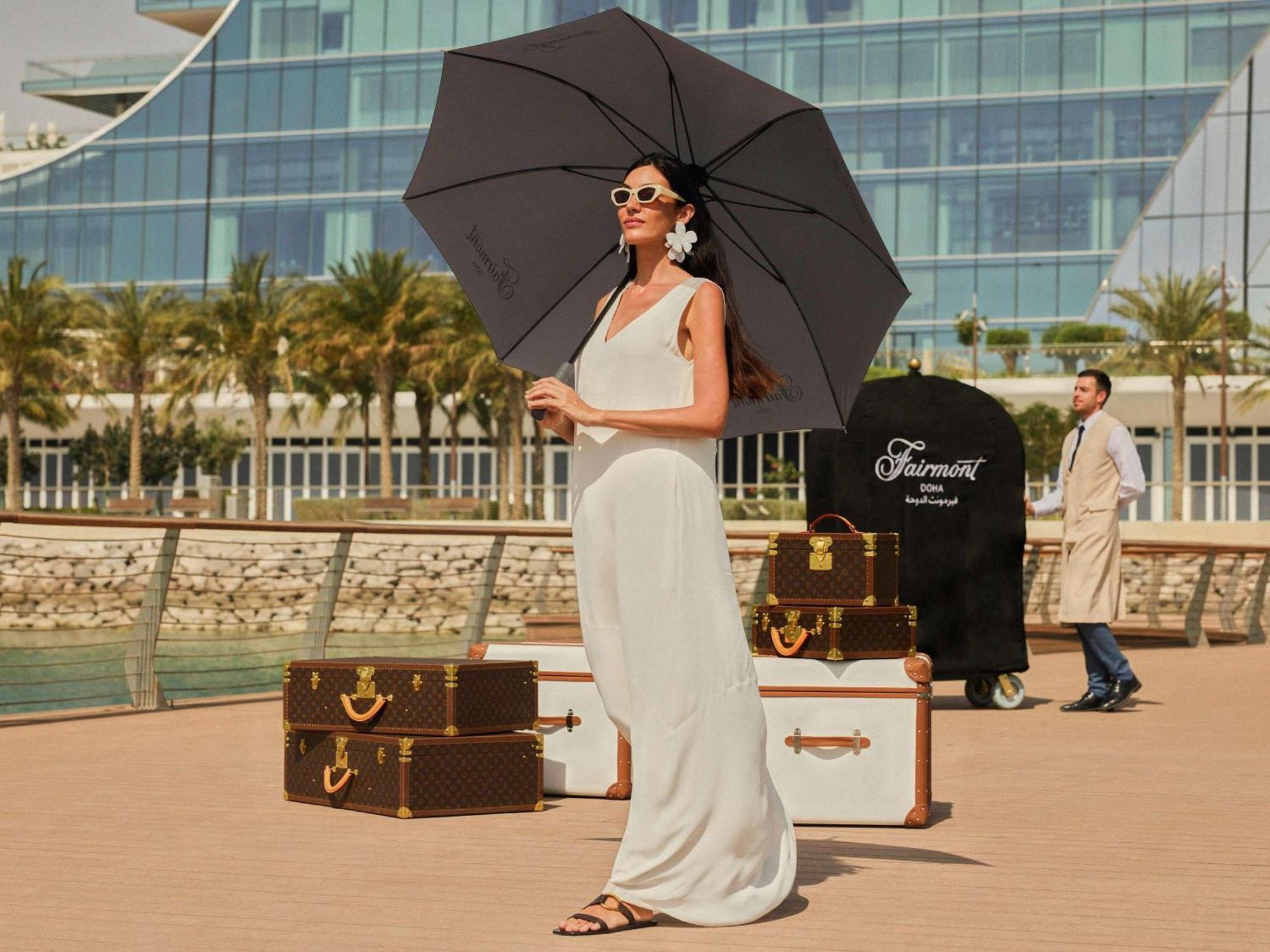 Hotel Fairmont Doha Lusail Exterior foto A woman with a large umbrella