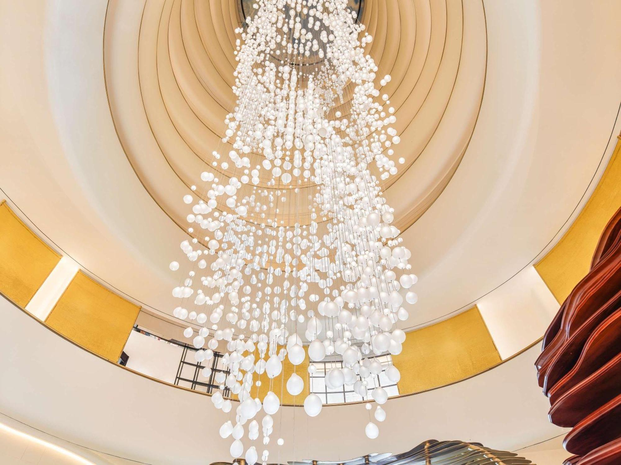 Hotel Fairmont Doha Lusail Exterior foto The chandelier at the lobby