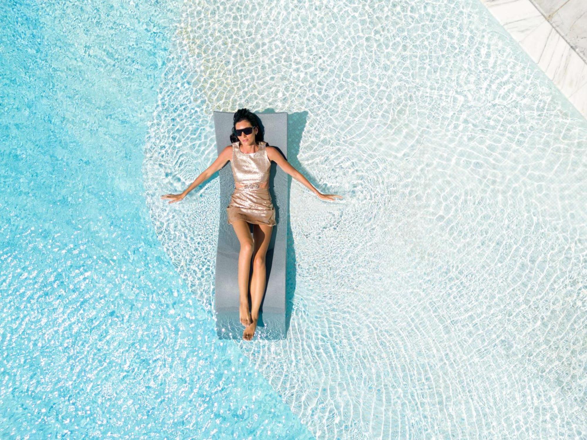 Hotel Fairmont Doha Lusail Exterior foto A woman sunbathing